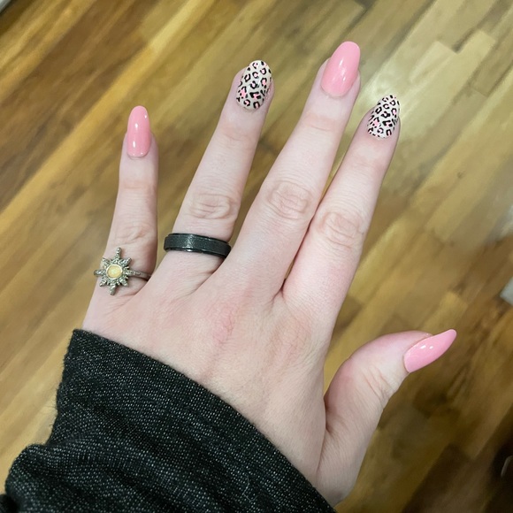 Hi! 👋🏻 Shopping is self-care for me! 🥰 - Picture 3 of 3